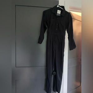 Abercrombie & F PETITE black jumpsuit. Selling bc it doesn’t fit me.
